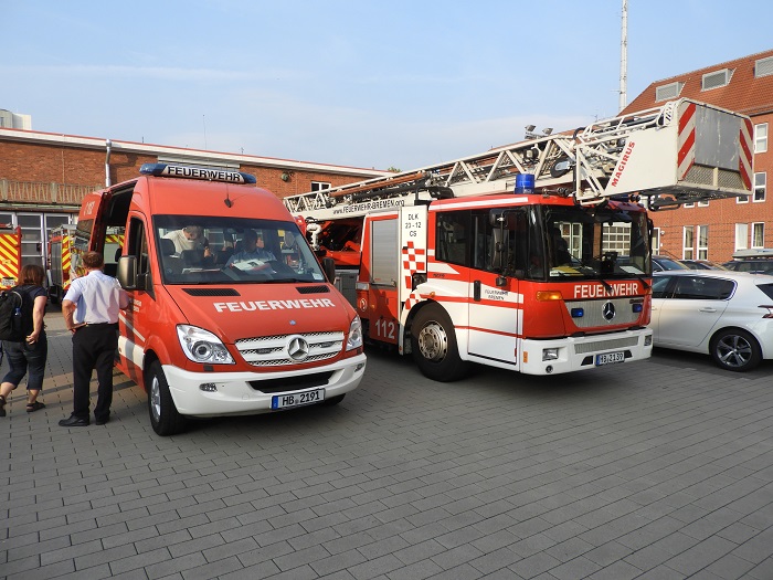 Die Feuerwehrbefahrung wurde mit einem Mannschaftstransportwagen durchgeführt. Zur Demonstration der Größenverhältnisse: ein Leiterwagen parkt daneben.